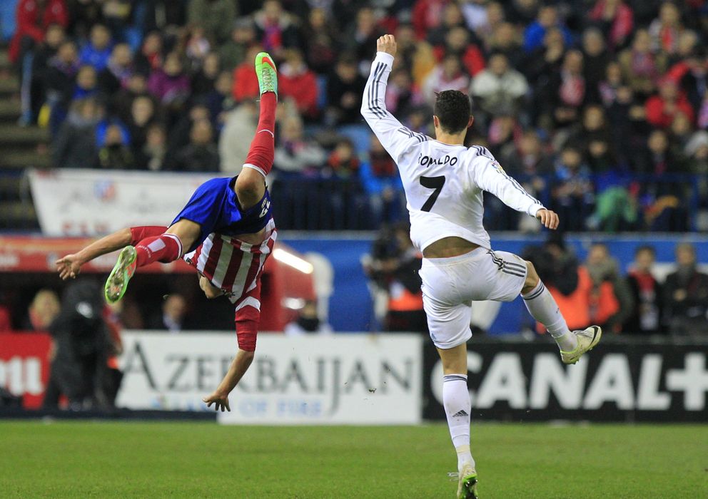Foto: Momento en el que Cristiano Ronaldo y Javier Manquillo chocan en el Calderón.
