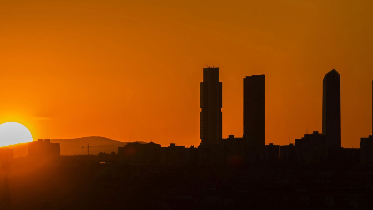 Puesta de sol tras las emblemáticas Cuatro Torres del paseo de la Castellana.
