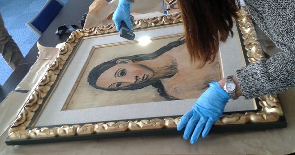 Foto: La restauradora del Reina Sofía revisa el estado de la pintura. (EFE)