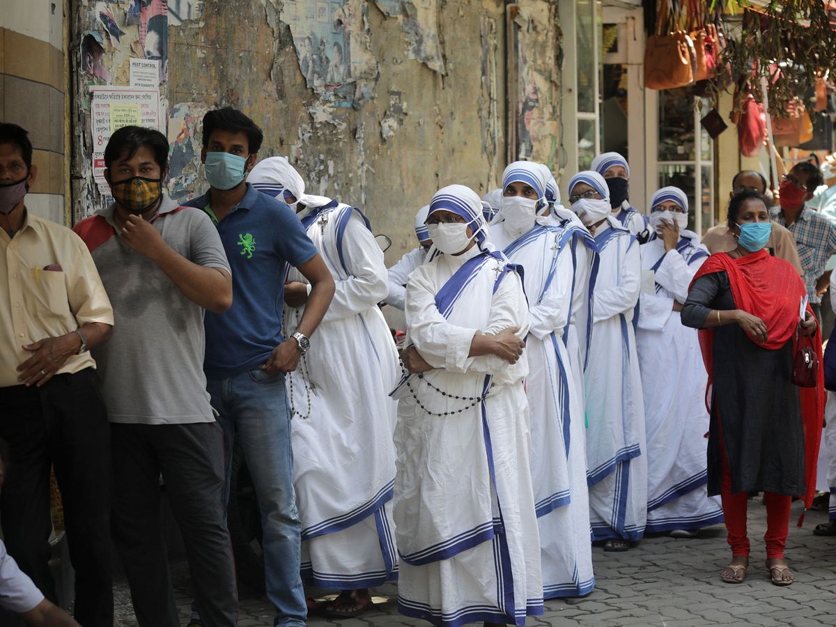 Foto: Una cola para realizar test del coronavirus en Calcuta, India. (EFE)