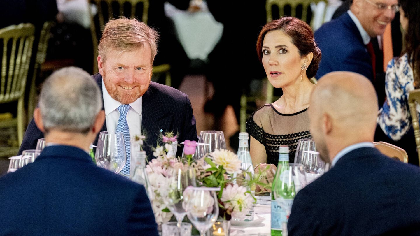 El rey Guillermo Alejandro de Holanda y Mary de Dinamarca, en la cena de gala. (Gtres)