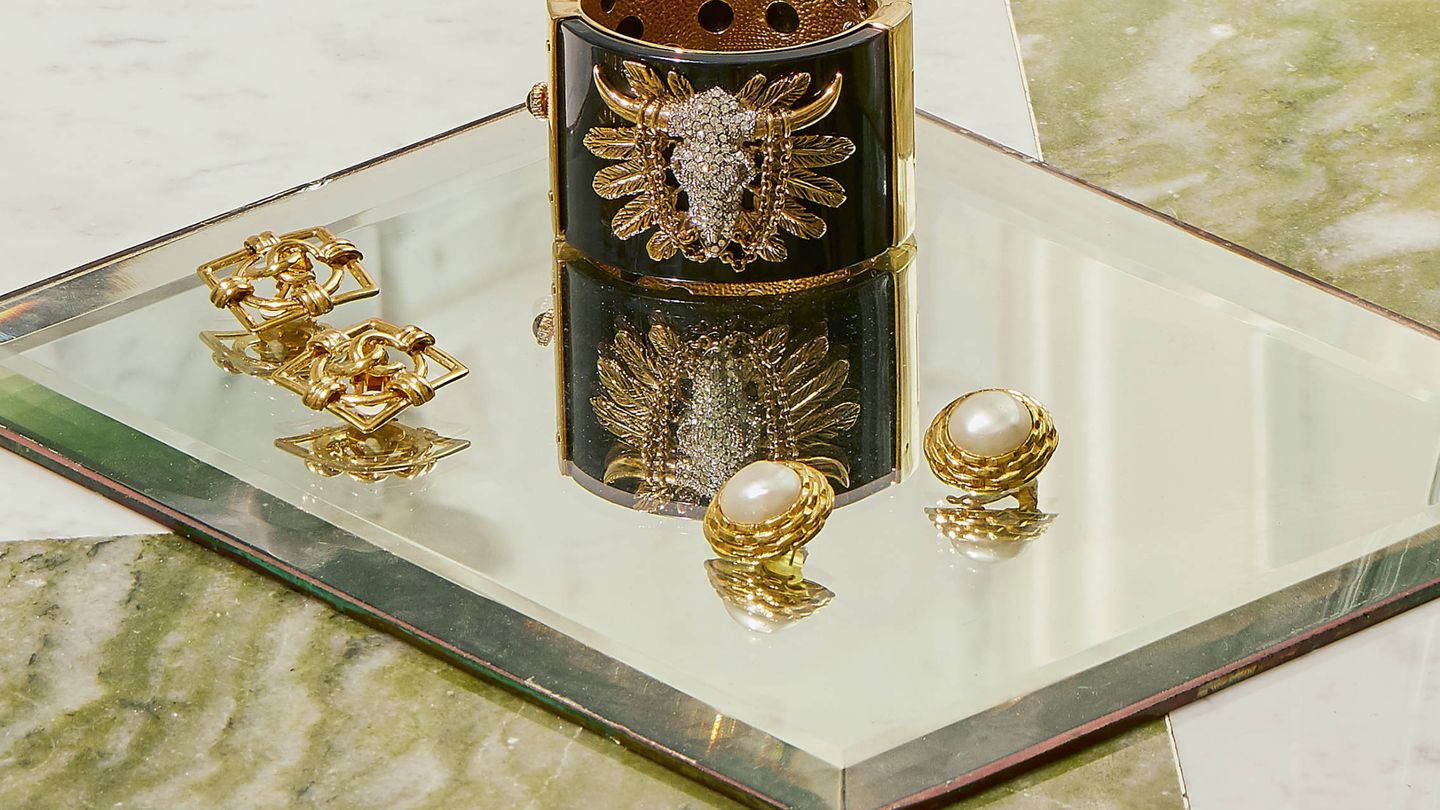 Joyas de coleccionista como los pendientes con logo o con maxiperlas, ambos de Chanel, o este brazalete de Roberto Cavalli. (Cortesía)
