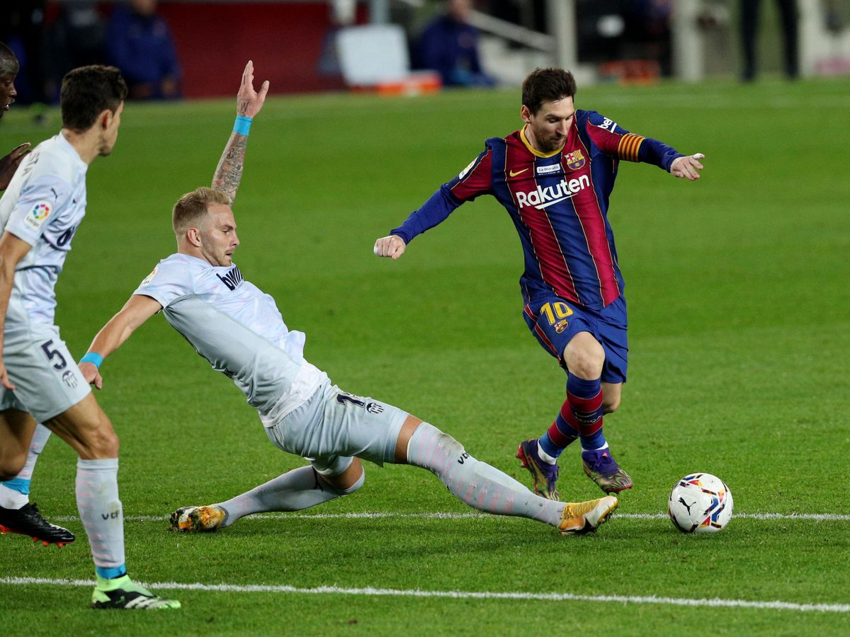 Foto: Leo Messi regatea a Uros Racic en el Barça-Valencia de este curso. (Reuters)