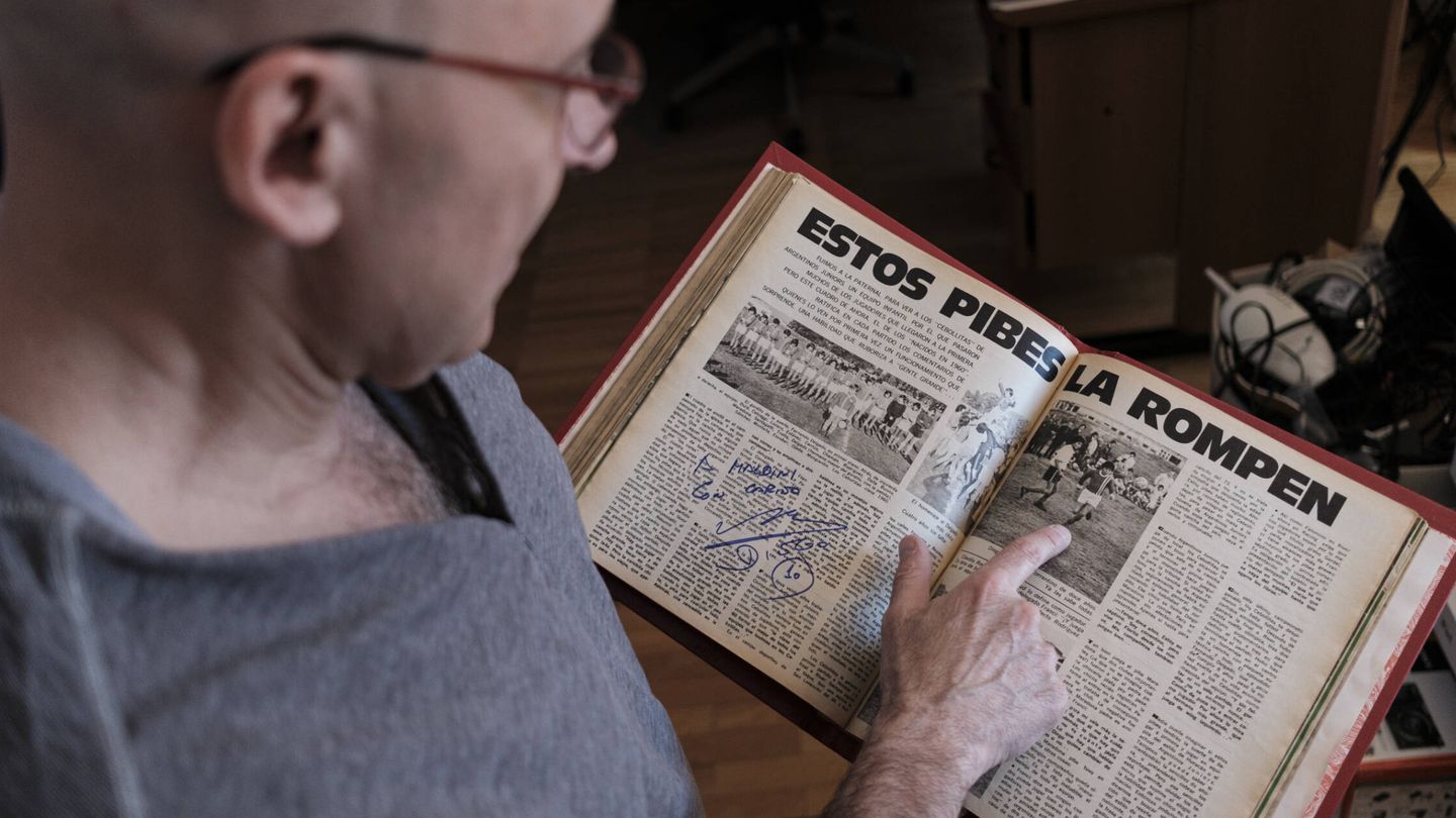 Maldini nos enseña el primer artículo publicado en 'El Gráfico' sobre Maradona, firmado por el propio Diego. (Sergio Beleña)