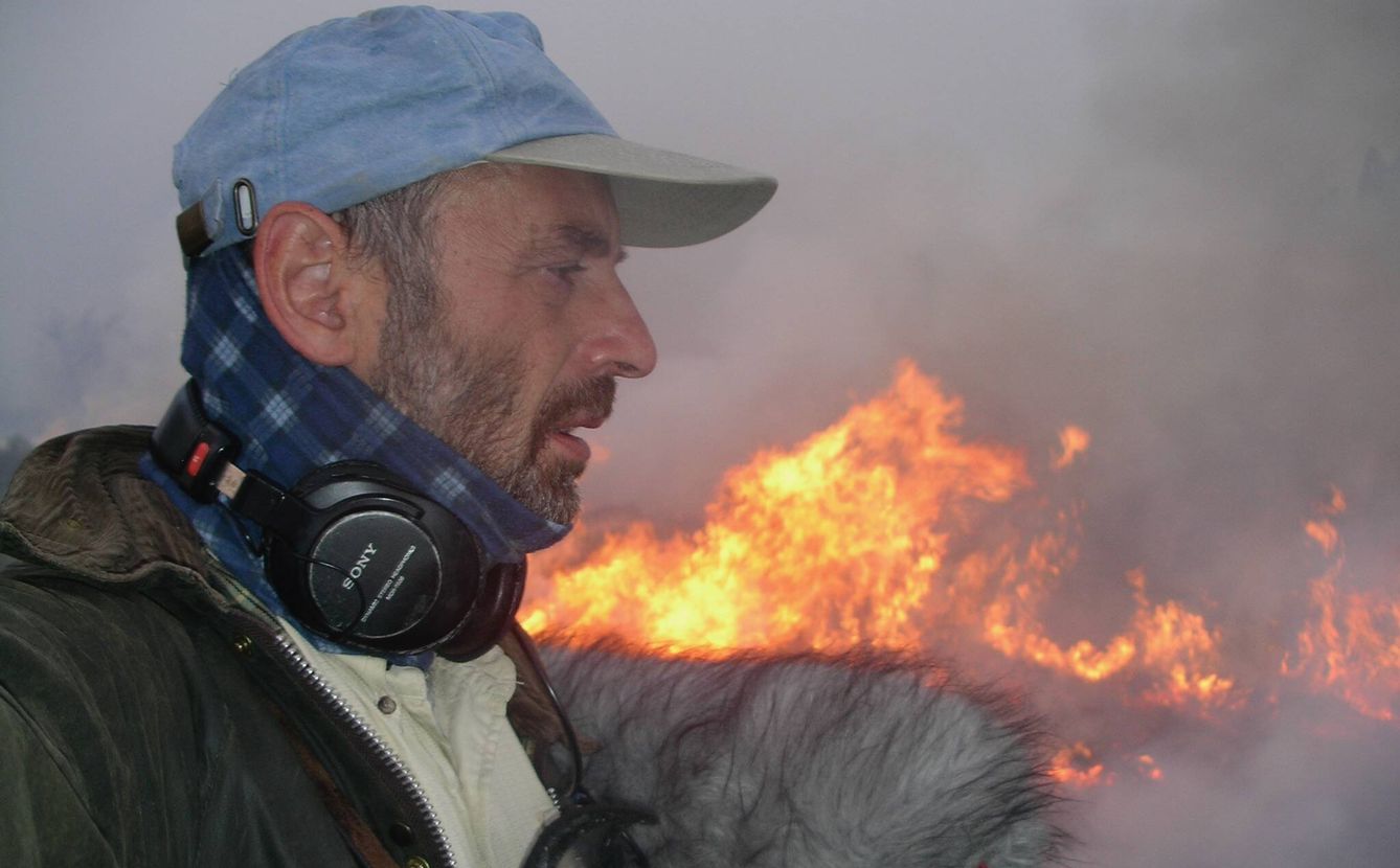 El autor durante la grabación del sonido del incendio (Carlos de Hita)