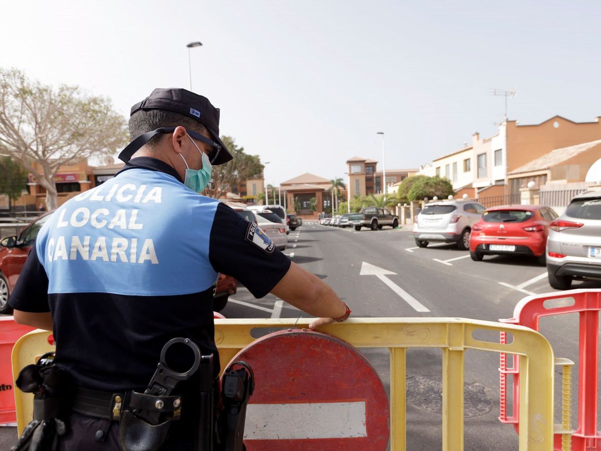 Foto: Un agente de Policía en Santa Cruz de Tenerife. (EFE/Ramón de la Rocha)