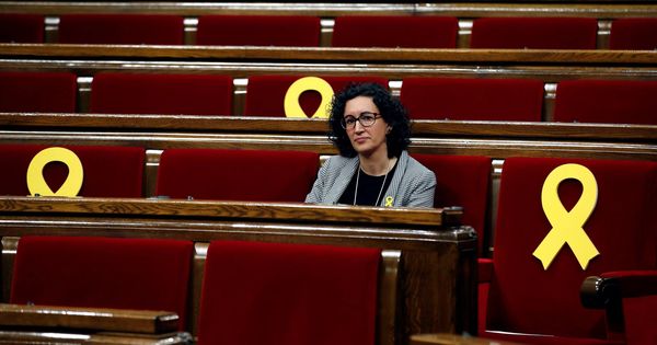 Foto: Marta Rovira, junto a varios escaños vacíos adornados con lazos amarillos como gesto de solidaridad con los diputados encarcelados y en Bélgica. (EFE)