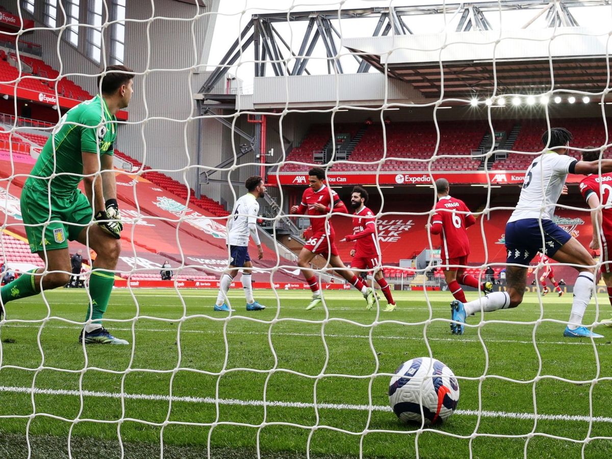 Foto: Trent Alexander-Arnold anota el gol de la victoria frente al Aston Villa. (Reuters)
