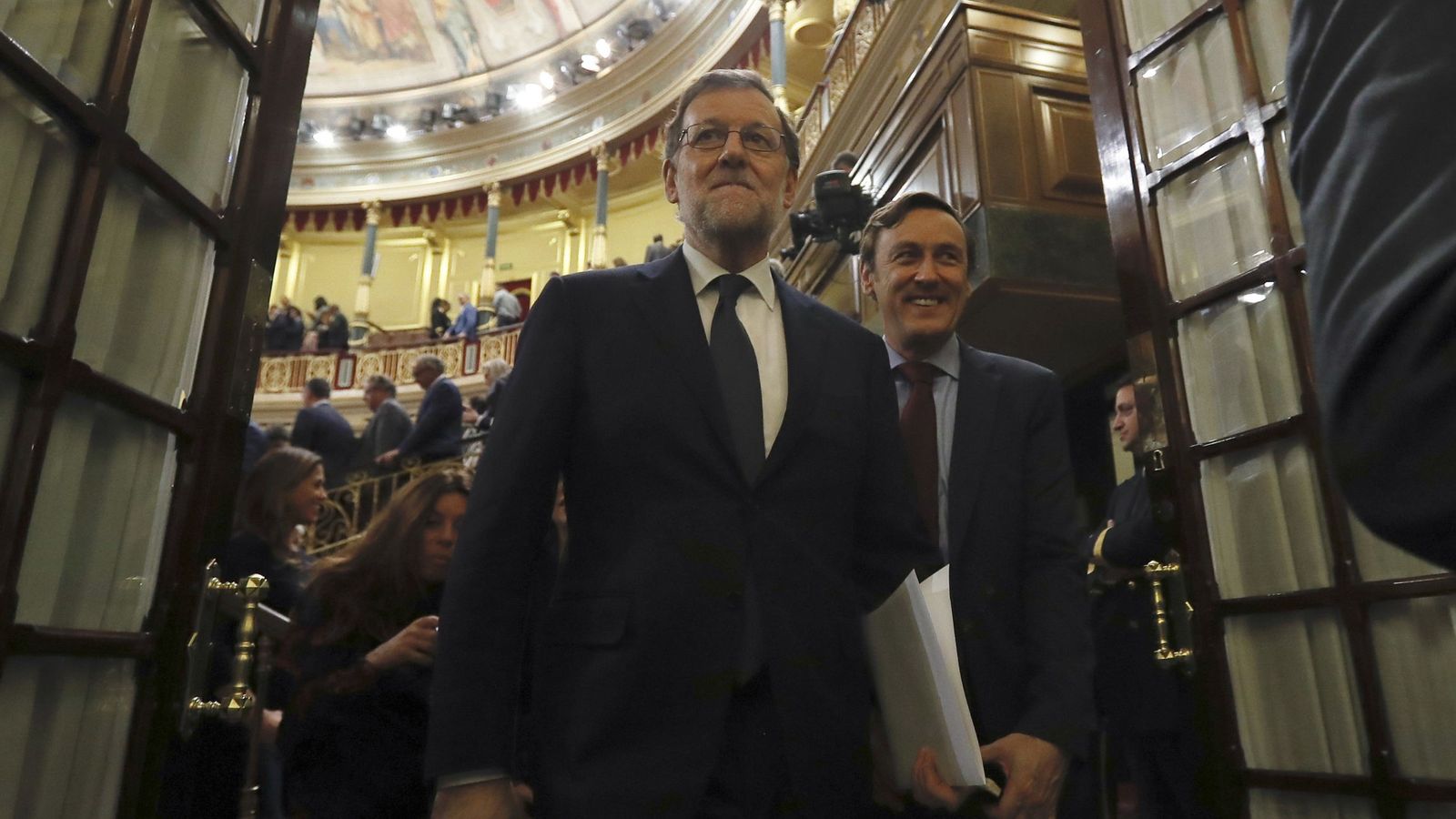 Foto: Mariano Rajoy a su salida del Congreso tras ser investido presidente del Gobierno. (EFE)