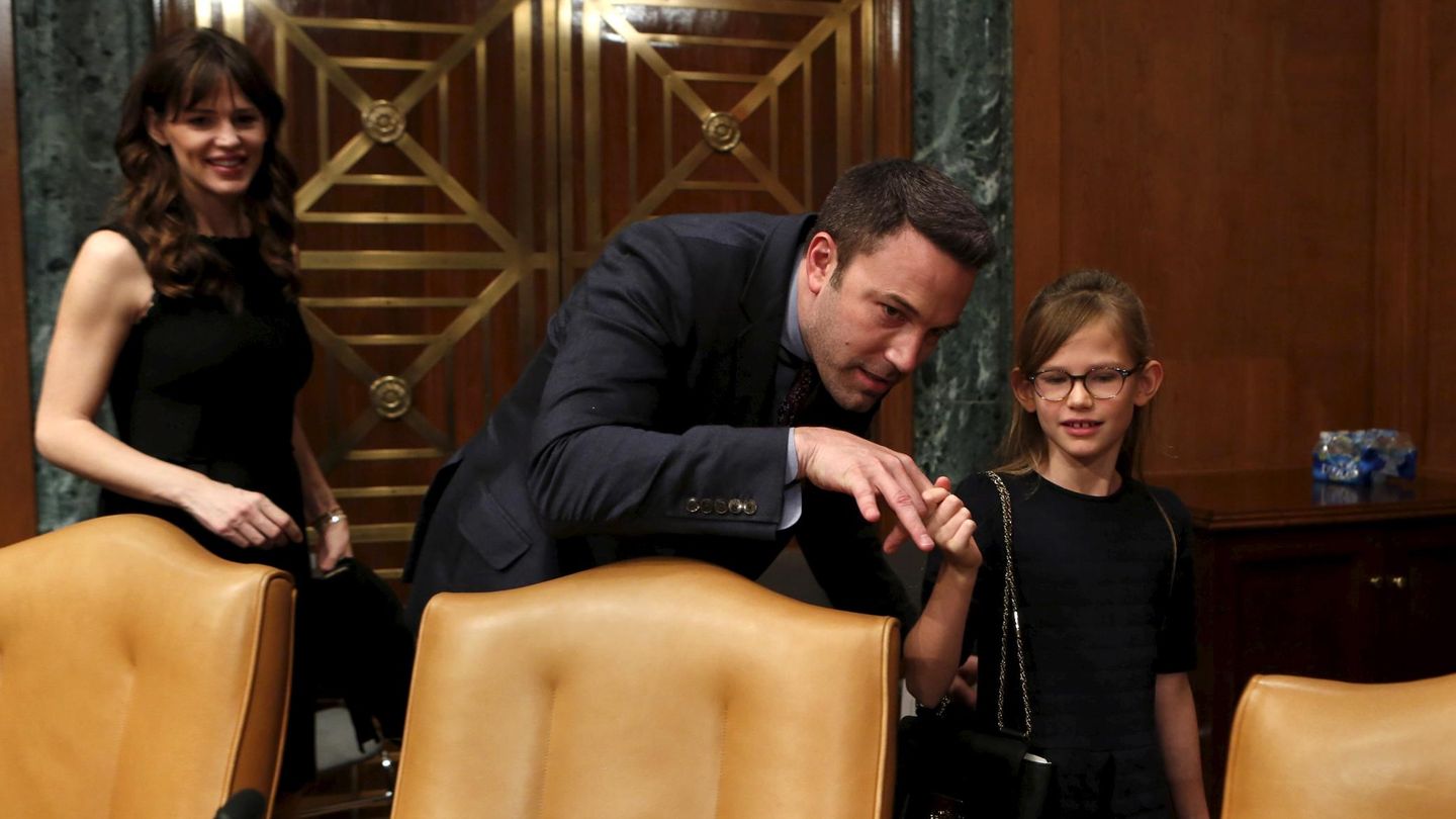 Ben Affleck, Jennifer Garner y su hija Violet en el Senado de Washington en 2015. (Reuters/Yuri Gripas)