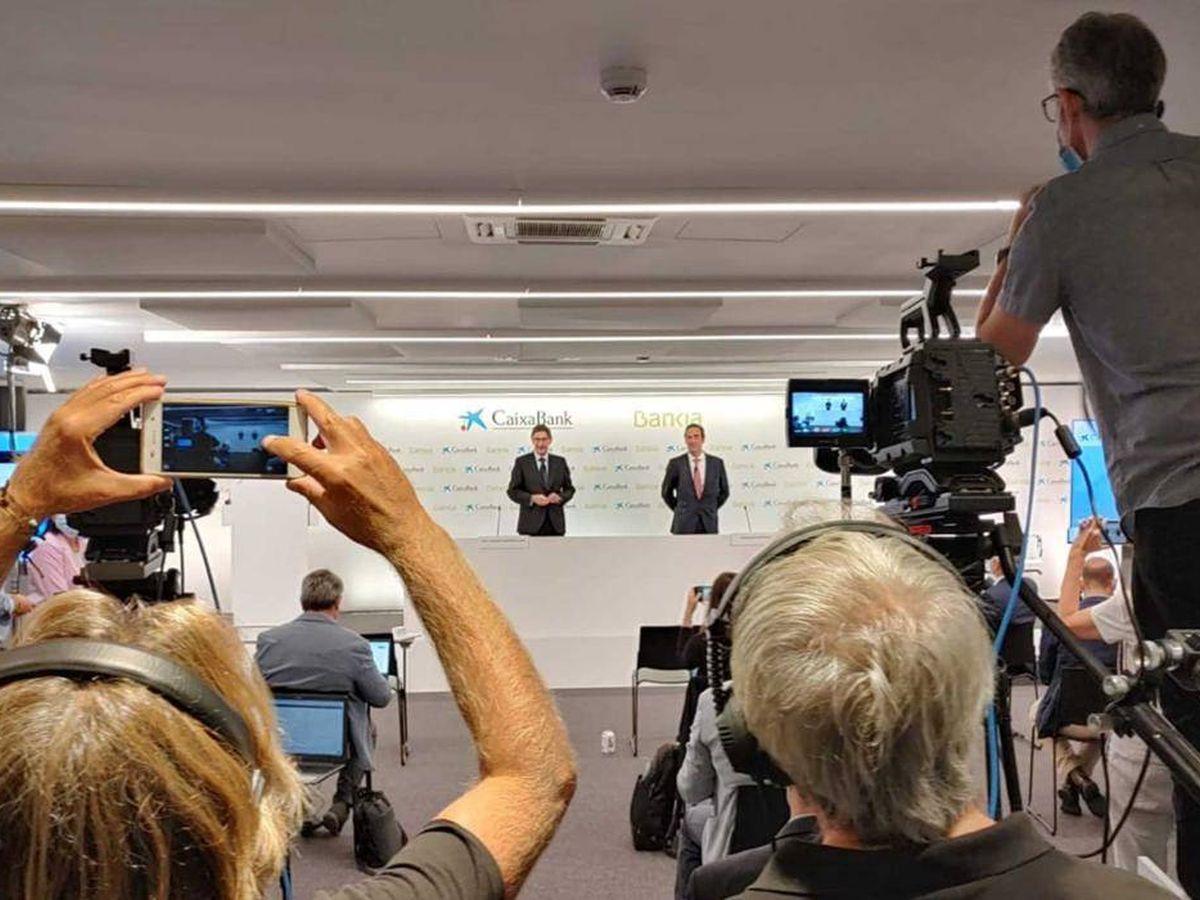 Foto: Rueda de prensa de la presentación de la fusión Bankia-CaixaBank.