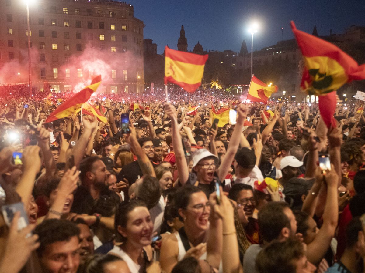 Foto: Miles de personas siguieron desde la Plaza de Catalunya la victoria de España en la Eurocopa. (EFE/Marta Pérez)