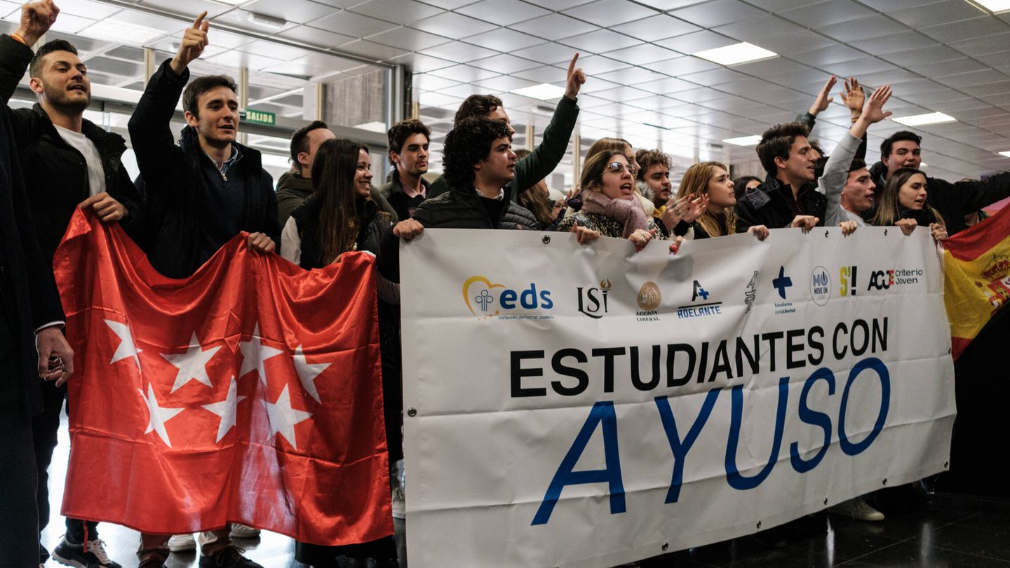 Un grupo de estudiantes apoya a Isabel Díaz Ayuso momentos antes de que la presidenta abandonara la UCM. (S. B.)