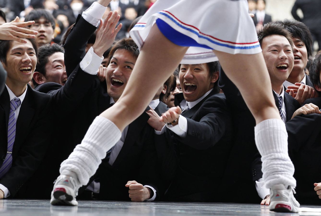 Estudiantes japoneses observan a una animadora durante un evento para buscar empleo celebrado en Tokio (Reuters).