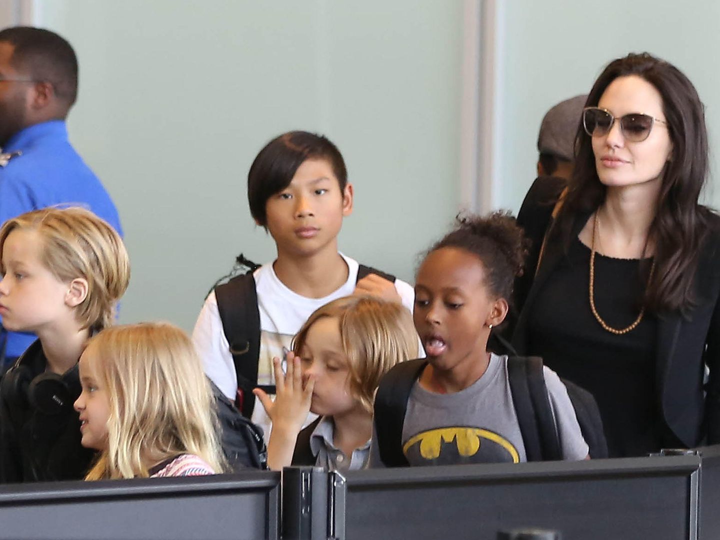 Angelina jolie con sus hijos pax, zahara, shiloh, vivienne y knox en los angeles en junio de 2015 (gtres)