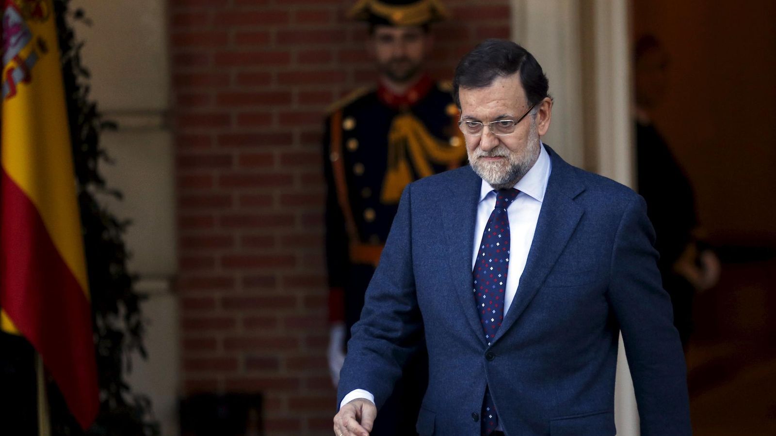 Foto: Mariano Rajoy en la entrada de la Moncloa. (Foto: Reuters)