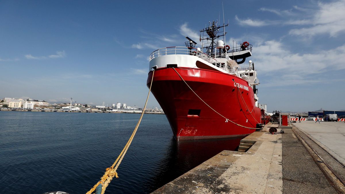 El 'Ocean Viking' espera una autorización para atracar en Italia o Malta