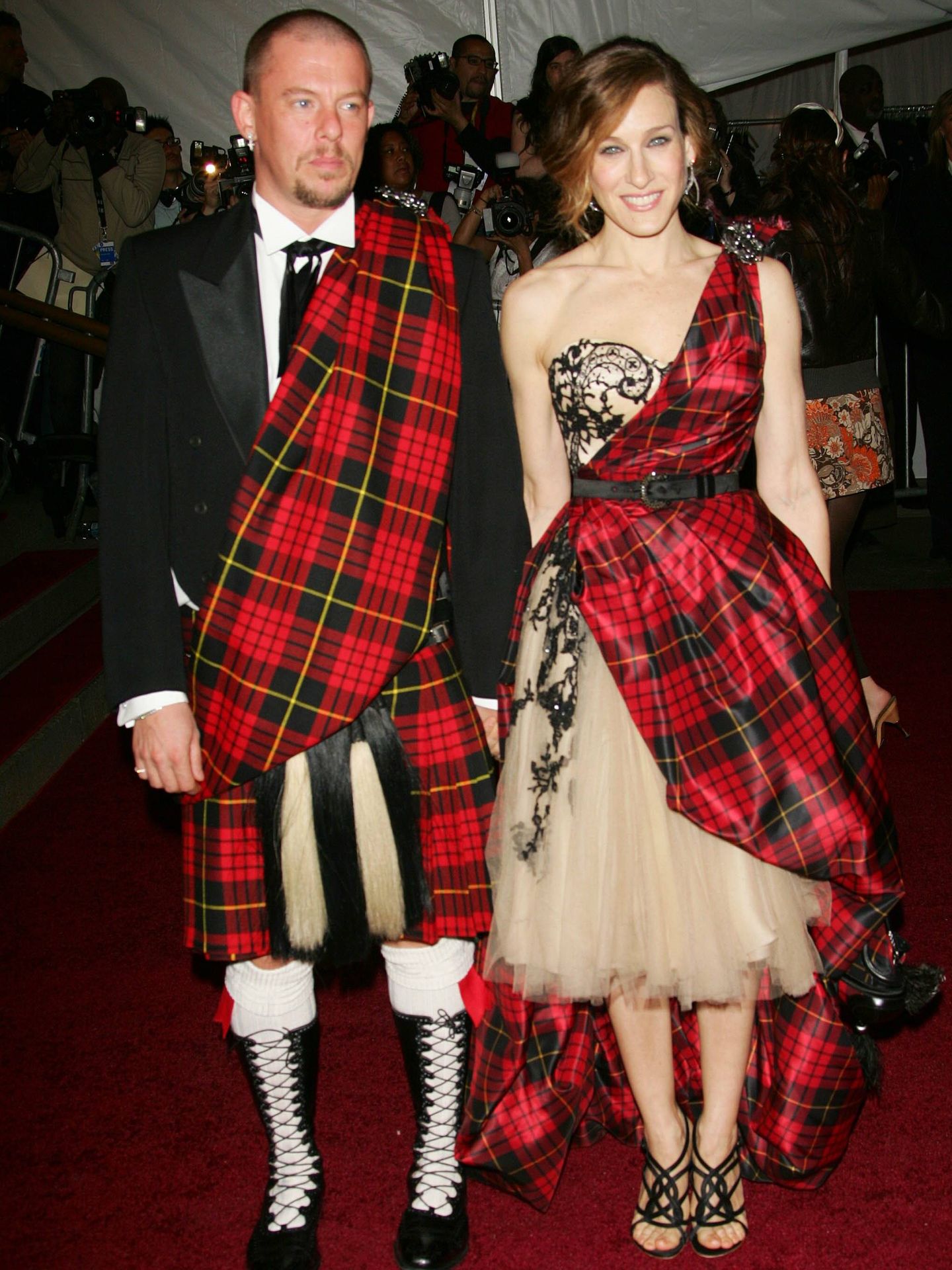 Sarah Jessica Parker, junto al diseñador Alexander McQueen en la Met Gala de 2006. (Getty Images)