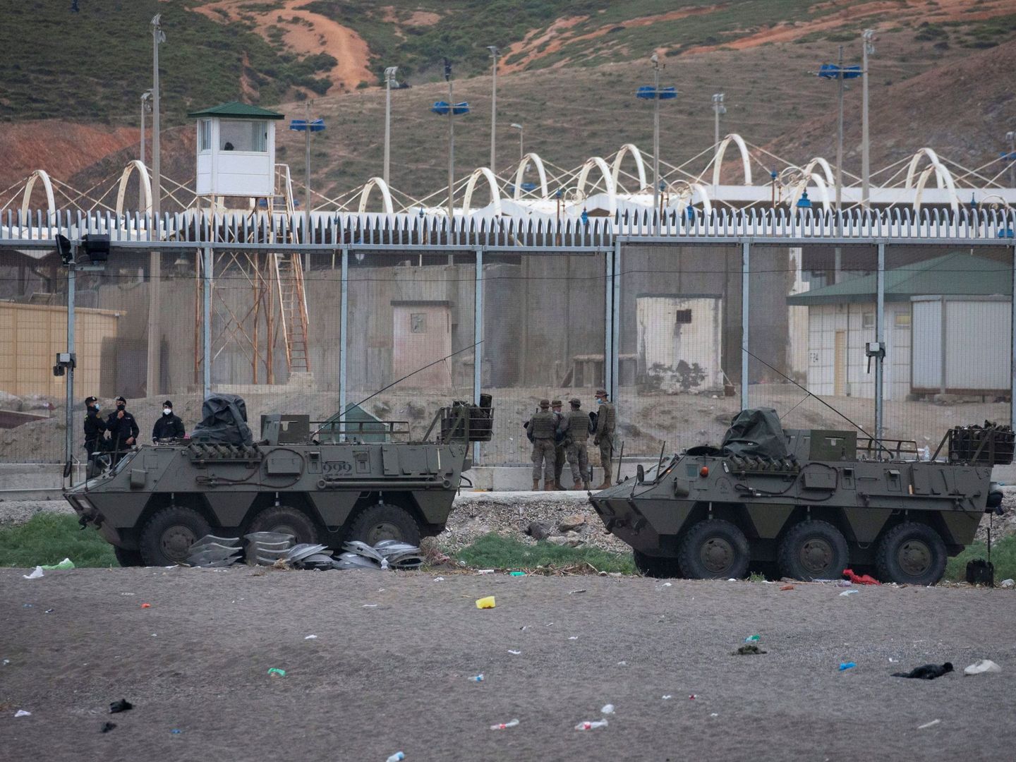 Soldados del Ejército vigilan a primera hora de este jueves la frontera de El Tarajal, que separa Ceuta de Marruecos. (EFE)