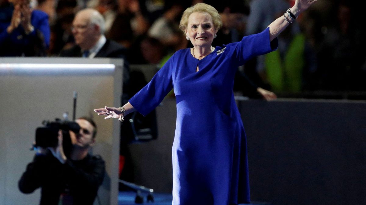 Muere Madeleine Albright, la refugiada checa de los mil broches que dirigió la diplomacia de EEUU