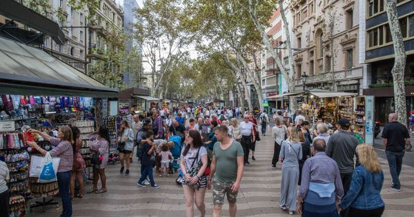 Foto: La Rambla de Barcelona, llena de turistas el día después del 3-O. (D. B.)