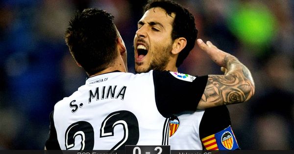 Foto: Parejo celebra con Mina el gol del gallego. (EFE)