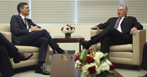 Foto:  El presidente del Gobierno español, Pedro Sánchez (i), conversa con el presidente de Cuba, Miguel Díaz-Canel (d). Foto: EFE