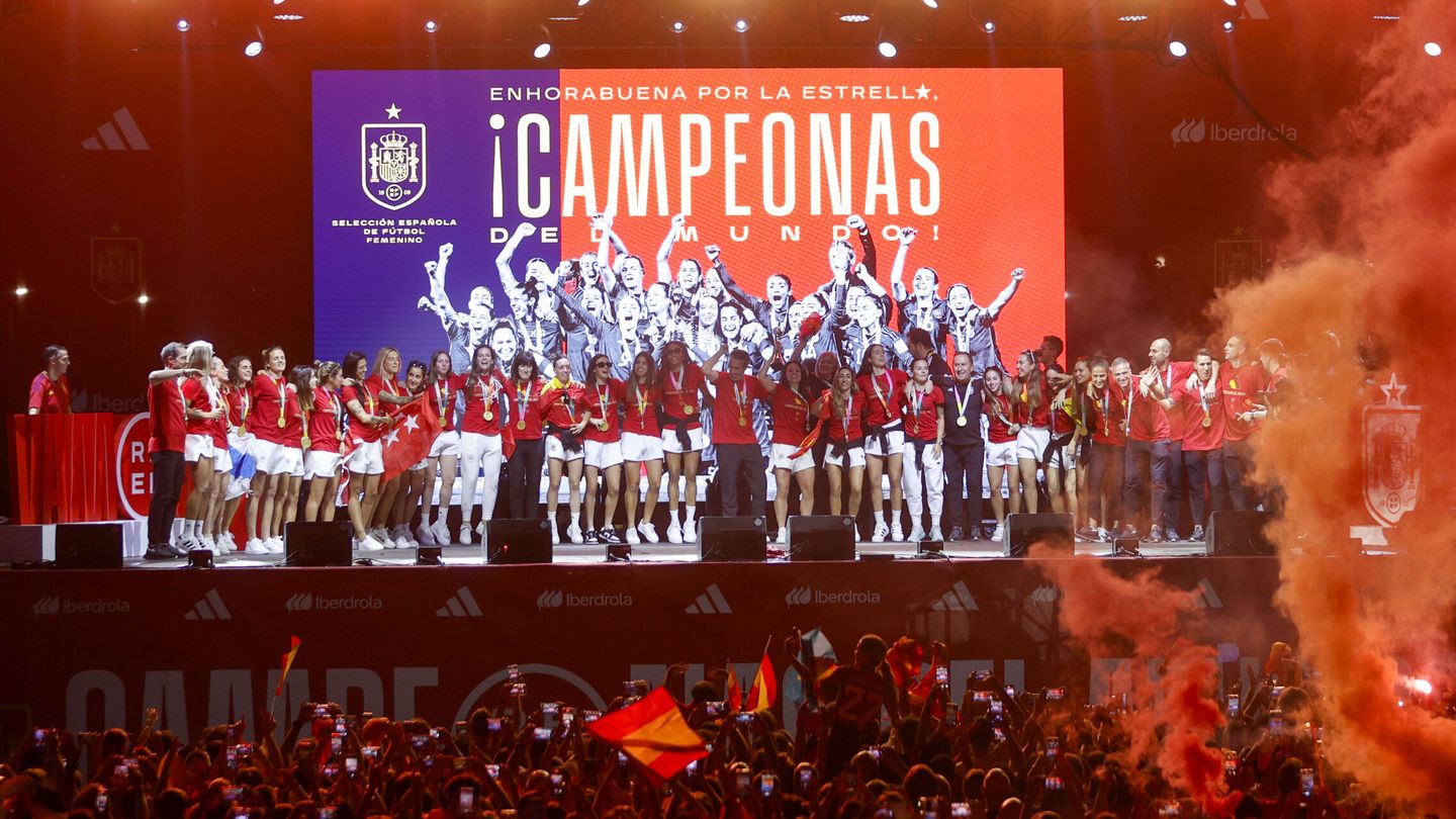 La selección española femenina de fútbol durante la celebración. (EFE/ Rodrigo Jiménez)