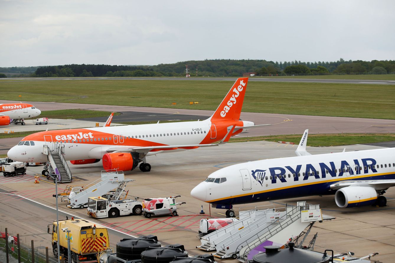 Un Ryanair Boeing 737 y un easyJet Airbus A320 (Reuters)
