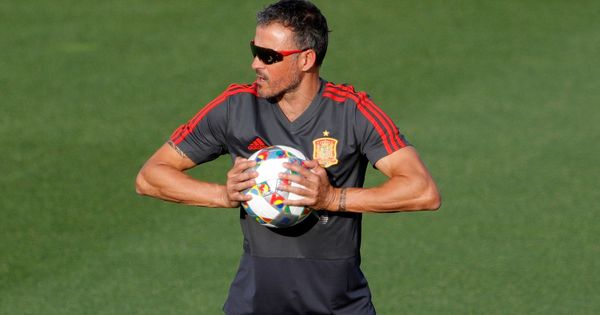 Foto: Luis Enrique comprueba la presión del balón en uno de los entrenamientos de la Selección. (Efe)