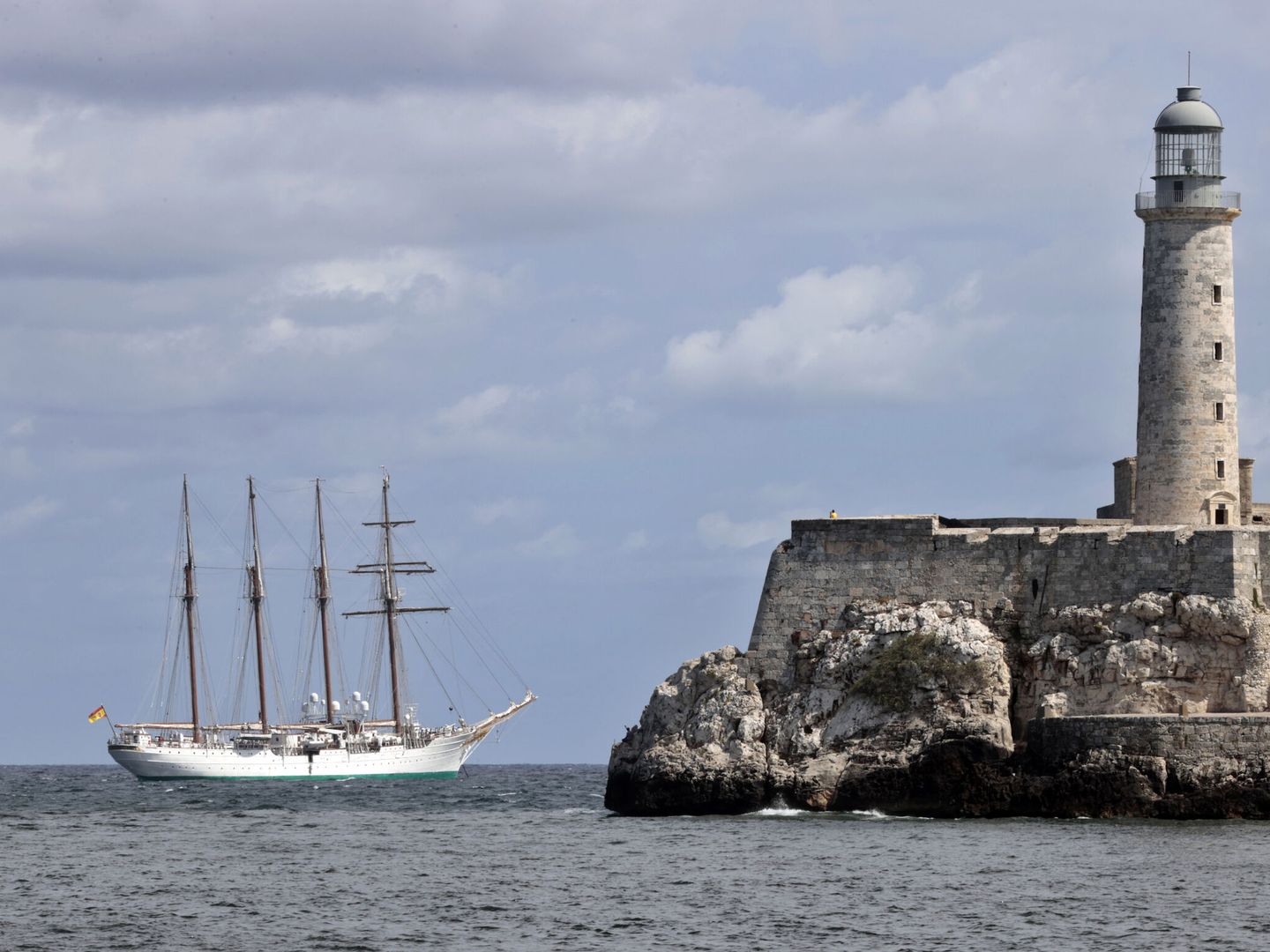 El buque escuela Juan Sebastián Elcano, de la Armada española, frente al Castillo de los Tres Reyes del Morro, a la entrada de la bahía de La Habana. (EFE/Ernesto Mastrascusa)