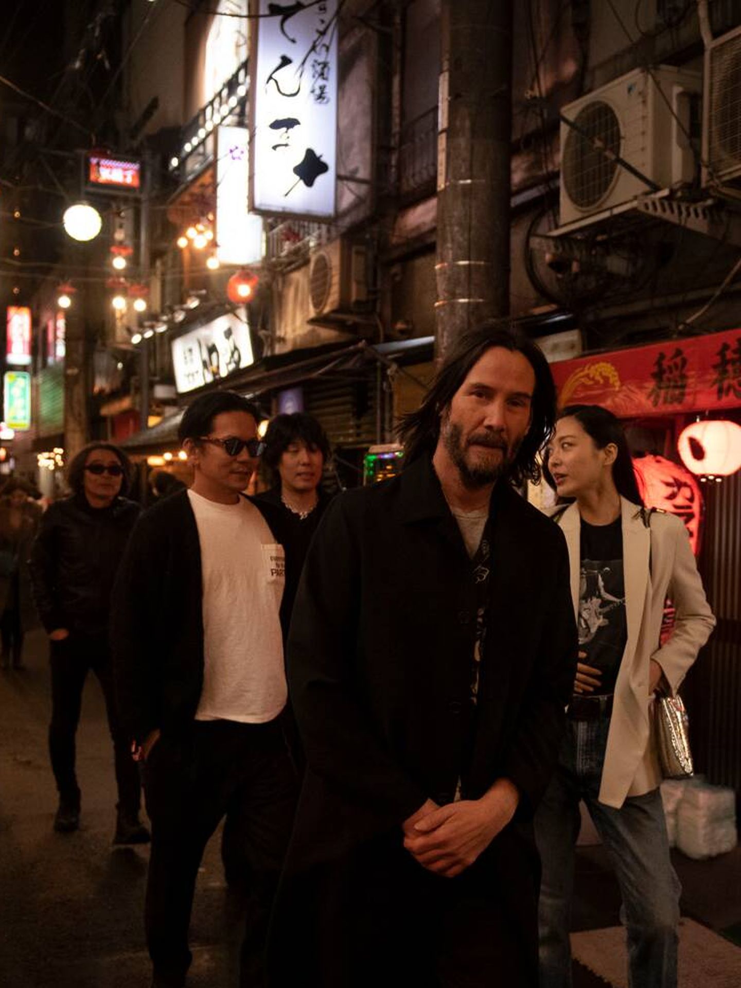 Keanu ante el objetivo de Sofia por las calles de Tokio. (Cortesía)