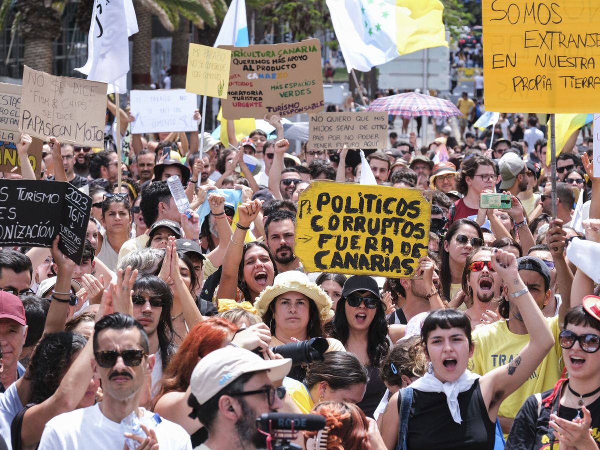 Foto: Manifestación en Canarias para pedir un cambio en el modelo económico. (EFE/Alberto Valdés)