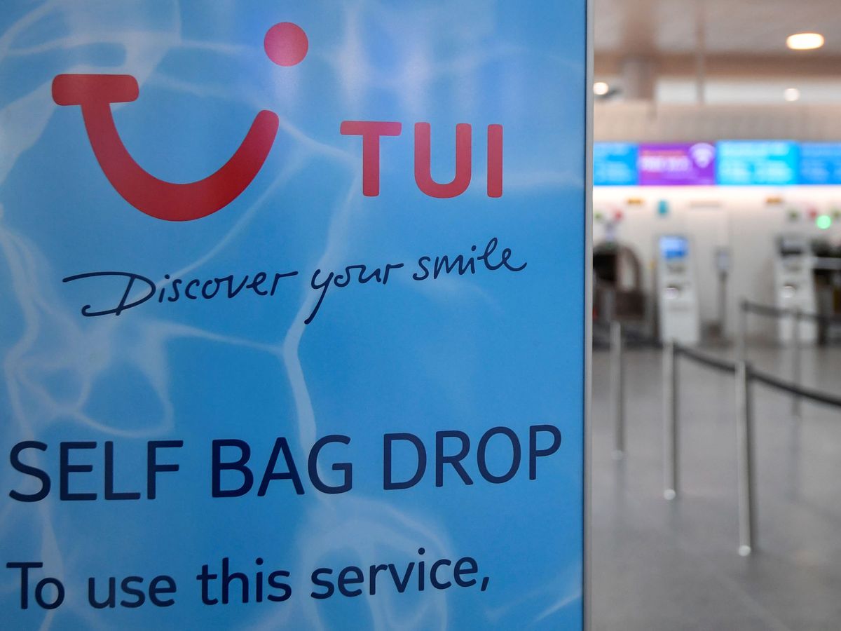 Foto: Un cartel de TUI en un aeropuerto. (Reuters)