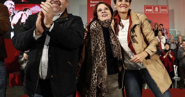 Foto: María Chivite (d), con Adriana Lastra y Santos Cerdán, el pasado 28 de octubre en Cascante, Navarra, en el Día de la Rosa. (EFE)