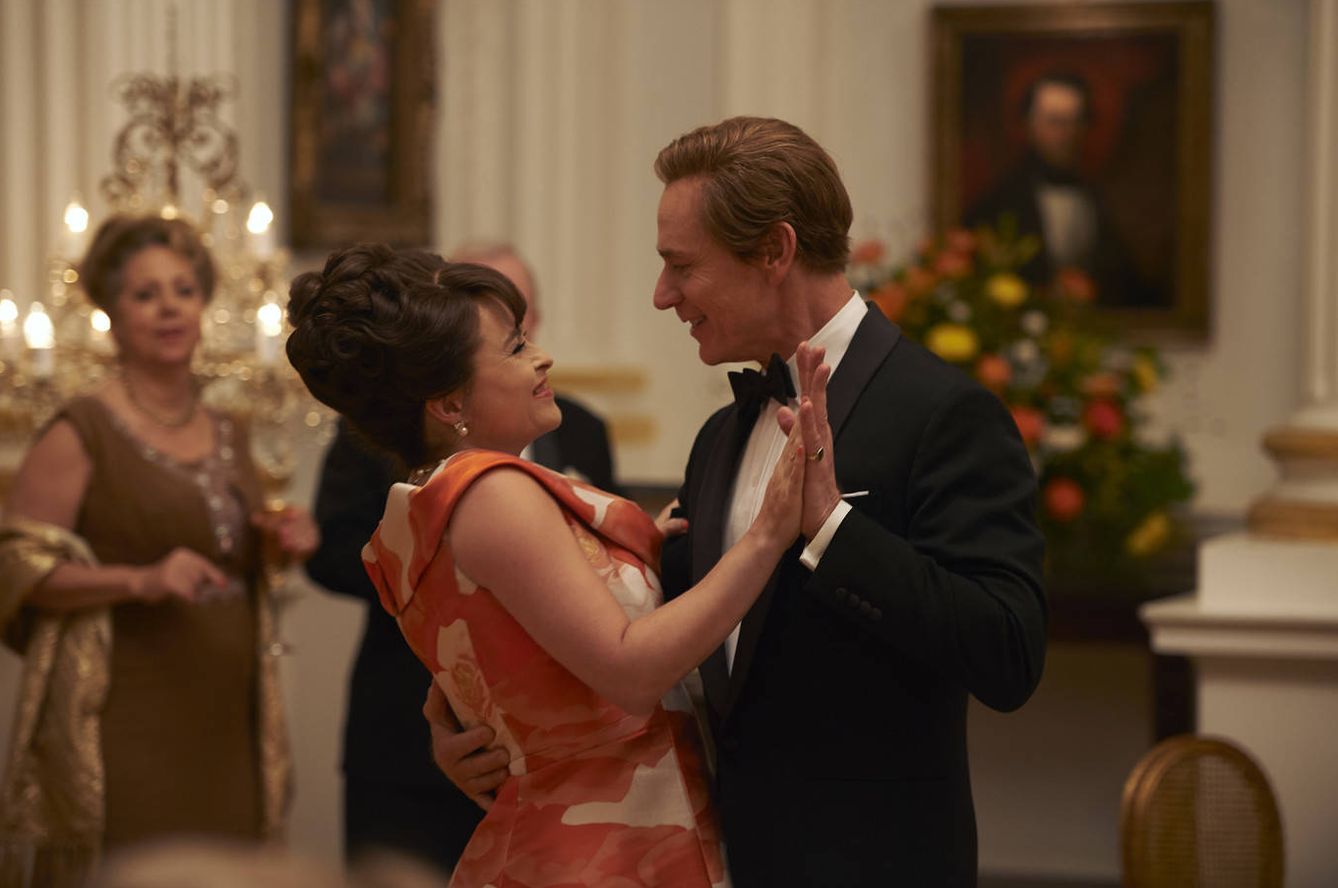 Helen Bonham-Carter y Ben Daniels en 'The Crown'. (Netflix)