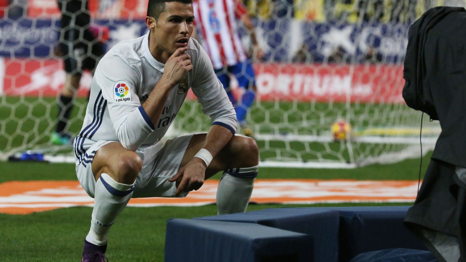 Foto: Cristiano Ronaldo posa ante una cámara tras marcar el segundo gol del derbi en el Vicente Calderón. (Reuters)