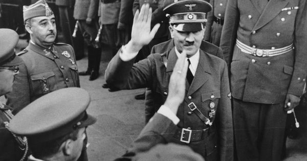 Foto: Hitler está contento, Franco no lo ve nada claro. (Cordon Press)