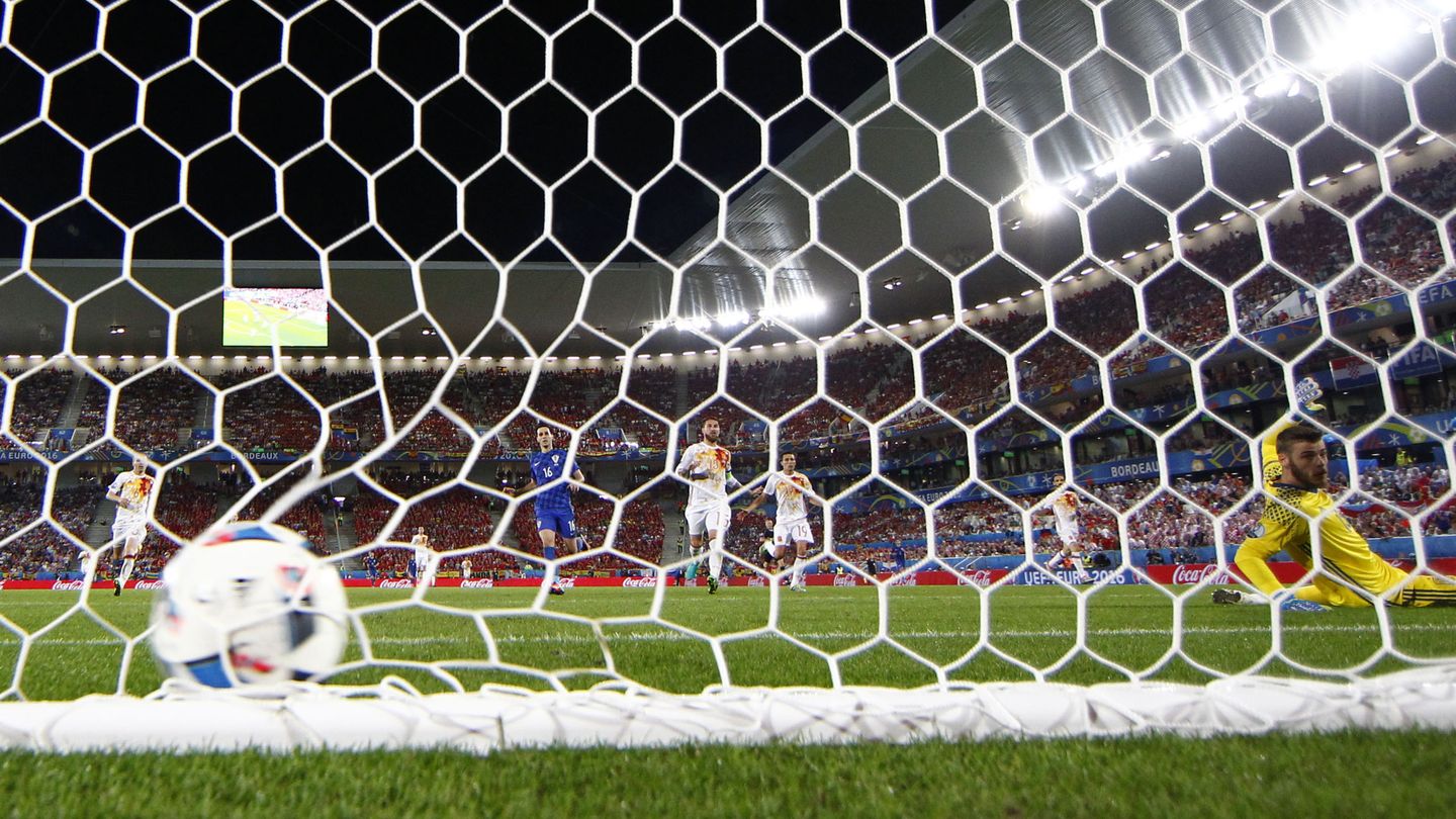 Dos goles a De Gea, los dos por su palo (Michael Dalder/Reuters).