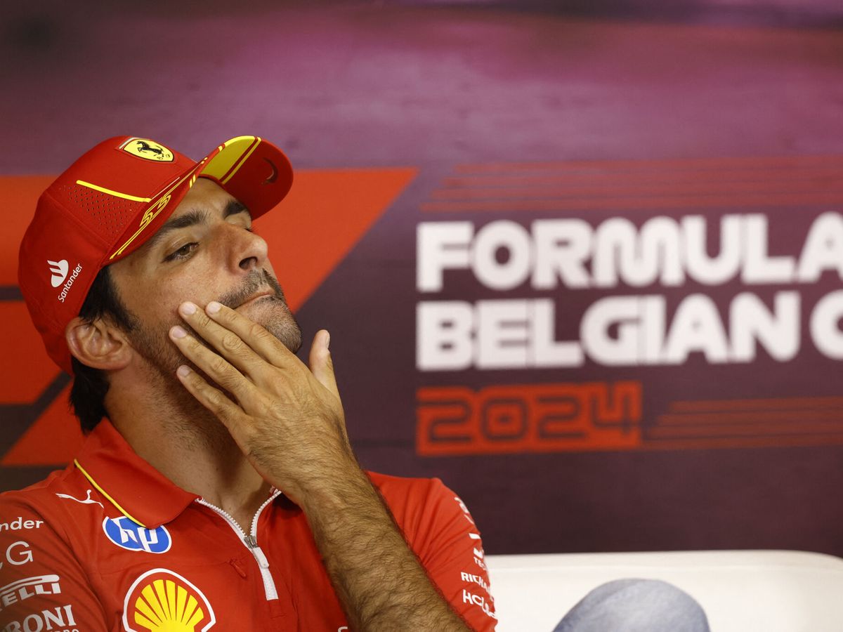 Foto: Carlos Sainz, en la rueda de prensa del GP de Bélgica (REUTERS Johanna Geron)