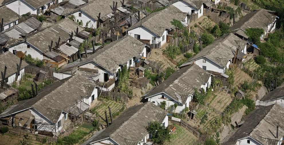 Casas residenciales y granjas, vistas desde el río Yalu, en la frontera con China. (Reuters)