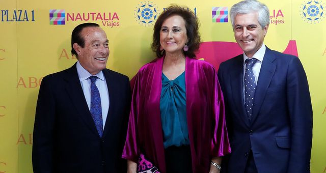 El diestro Curro Romero, Carmen Tello y Adolfo Suárez Illana. (EFE/Juanjo Martín)