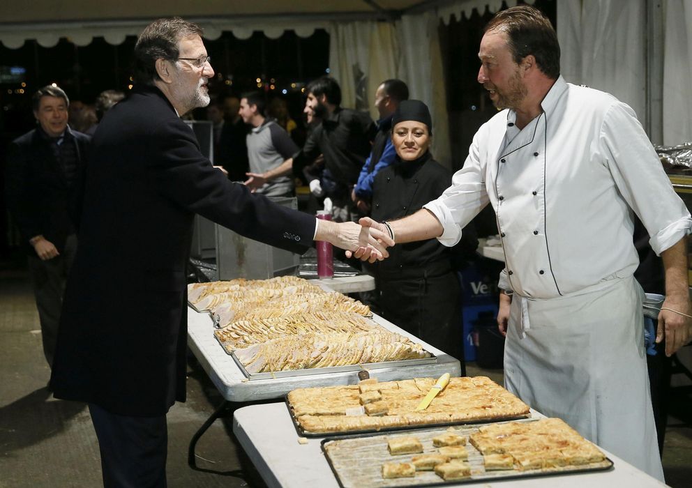 Foto: Mariano Rajoy saluda a uno de los cocineros en la cena de Navidad del PP. (EFE)