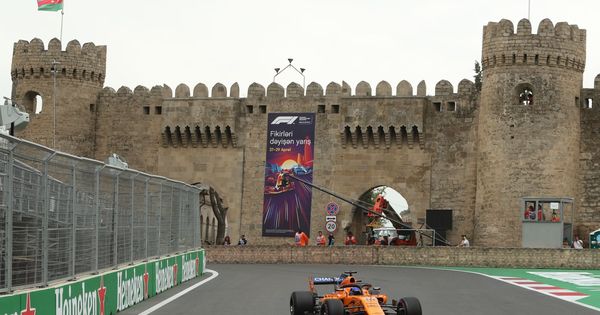 Foto: Fernando Alonso durante la jornada del sábado en Bakú (EFE)