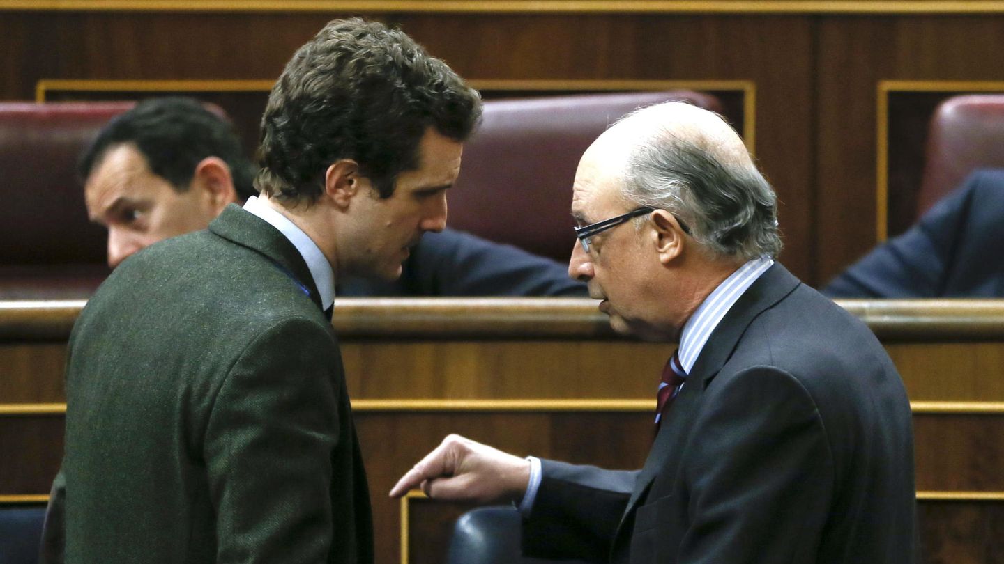Cristóbal Montoro conversa con Pablo Casado en el Congreso. (EFE)