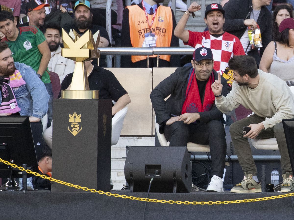 Foto: Gerard Piqué, Ibai Llanos y Gerard Romero, durante la final del primer split de la Kings League. (EFE/Marta Pérez)