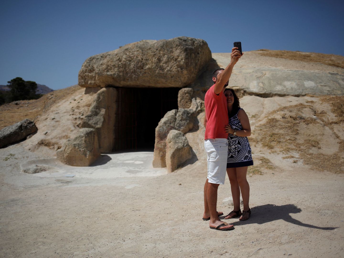 Una pareja se hace una foto junto al Dolmen de Menga.(Reuters/Jon Nazca)