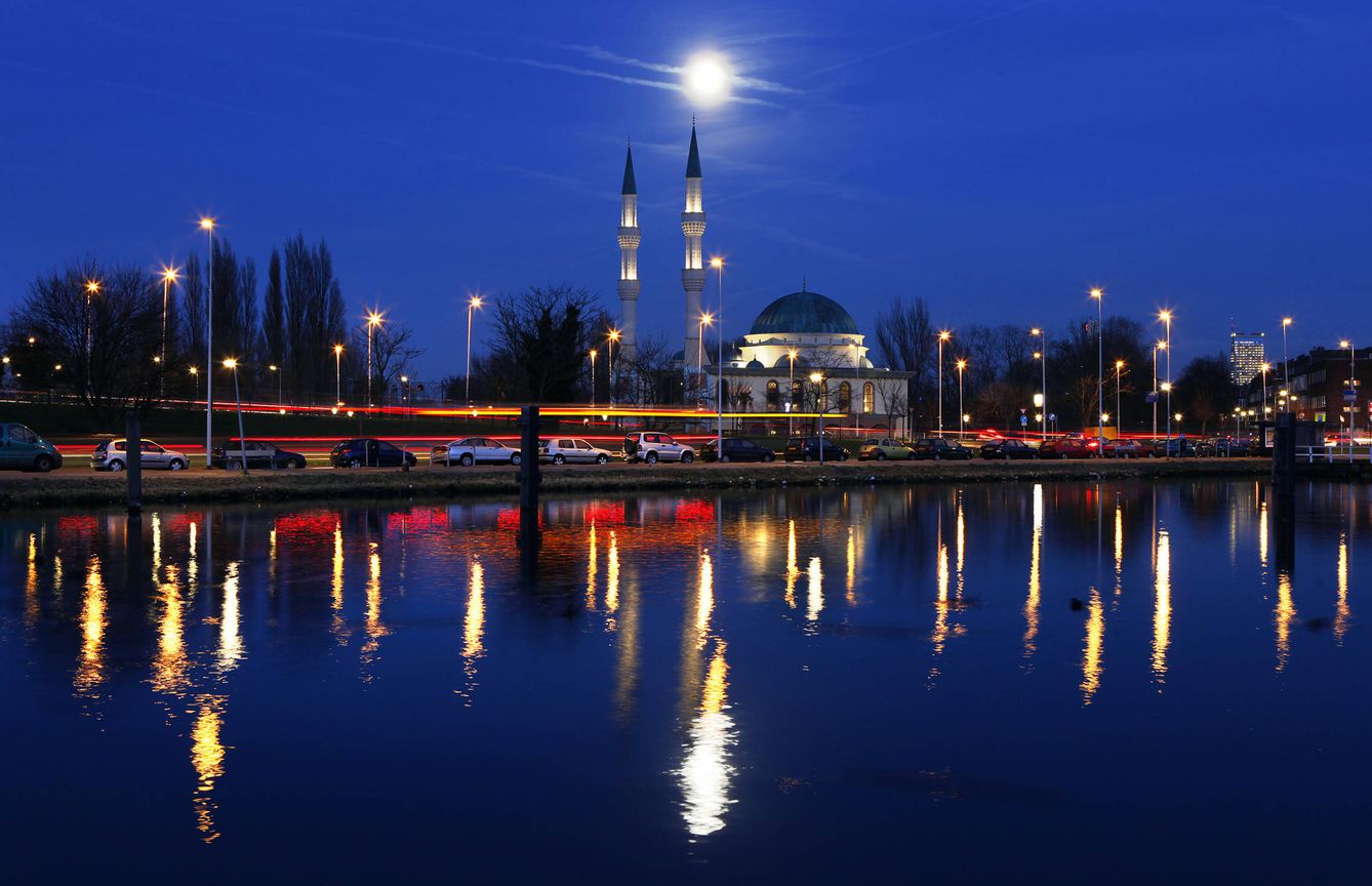 La luna sobre la mezquita Mevlana de Rótterdam. (Reuters)