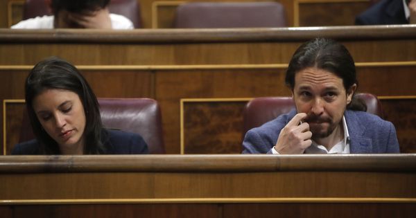 Foto: Irene Montero y Pablo Iglesias, durante la moción de censura a Mariano Rajoy. (EFE)