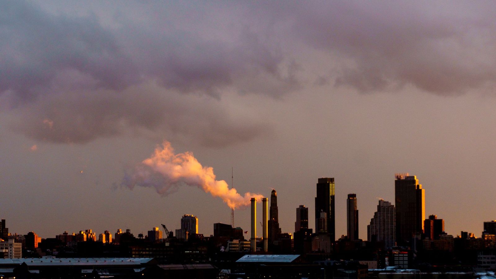 Foto: Planta de energía en Brooklyn, Nueva York. (EFE)